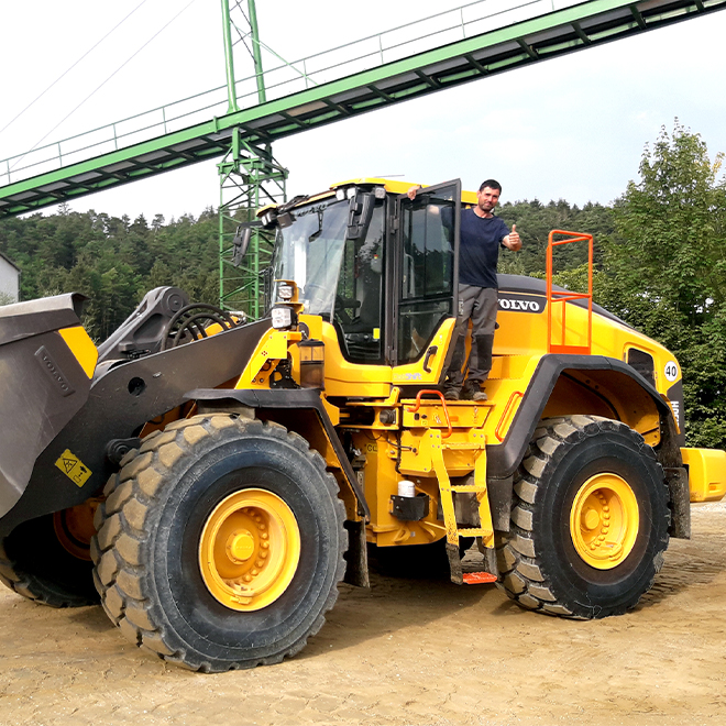 Mitarbeiter auf einem Bagger